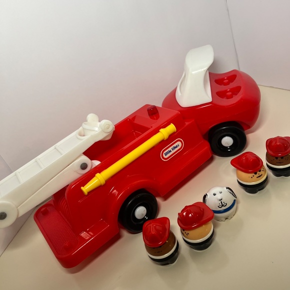 Vintage 1985 Little Tikes Fire Truck Toddle Tots With Four Firefighters and Dog - Picture 3 of 3
